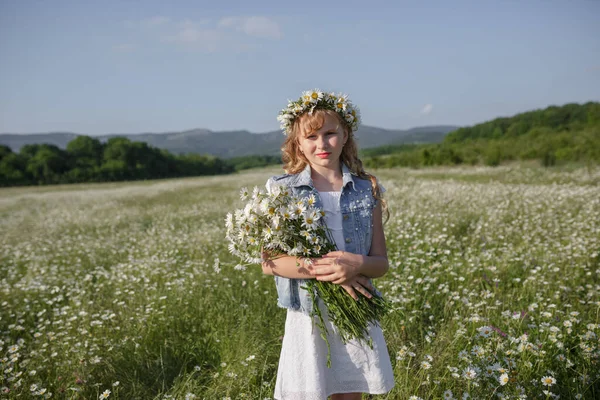 美丽的金发少女在雏菊地里 绿色草场背景的夏季大气小姐 — 图库照片