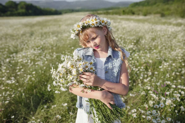 Vacker Blond Tonåring Flicka Ett Fält Prästkragar Atmosfärisk Sommar Ung — Stockfoto