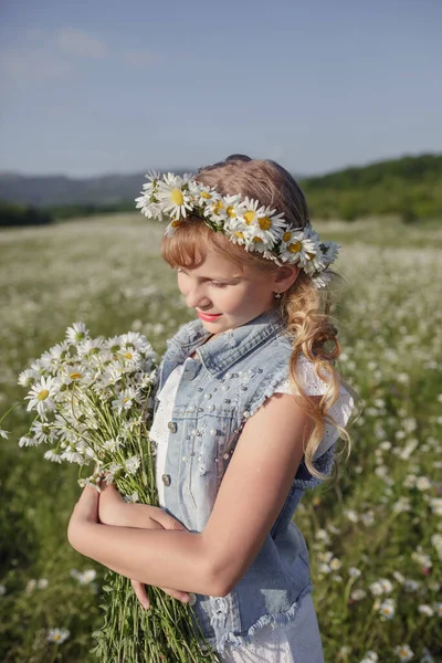 Красивая Блондинка Подросток Поле Маргаритки Атмосферное Лето Юная Леди Зеленом — стоковое фото