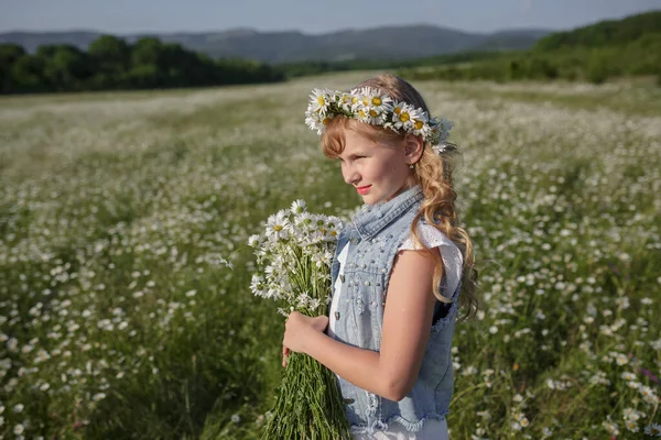 美丽的金发少女在雏菊地里 绿色草场背景的夏季大气小姐 — 图库照片