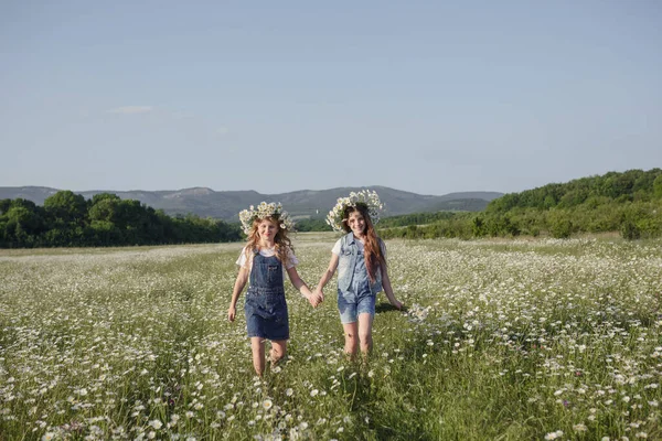 Deux Jolies Adolescentes Salopette Denim Marchent Dans Champ Marguerites Idée — Photo