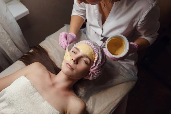 Cosmetology Specialist Applying Gold Facial Mask Using Brush Making Skin — Stock Photo, Image