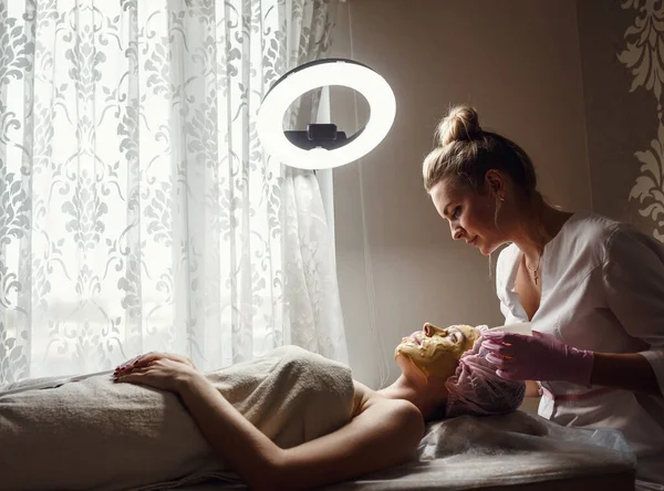 Cosmetology Specialist Applying Gold Facial Mask Using Brush Making Skin — Stock Photo, Image