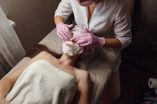 Schoonheidsbehandeling Concept Jonge Mooie Vrouw Met Witte Hydraterende Stof Masker — Stockfoto