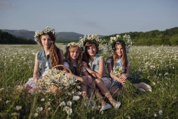 Tonårstjejer Njuter Våren Prästgården Multietnisk Grupp Skolbarn Som Skrattar Och — Stockfoto