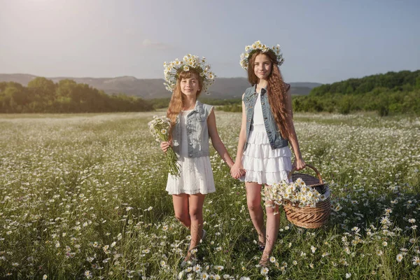 Deux Jolies Adolescentes Denim Avec Beaux Cheveux Bruns Longs Sains — Photo