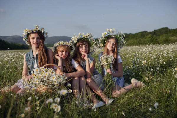 Tiener Meisjes Genieten Van Lente Madeliefjes Veld Multi Etnische Groep — Stockfoto