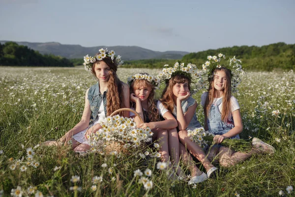 Tiener Meisjes Genieten Van Lente Madeliefjes Veld Multi Etnische Groep — Stockfoto