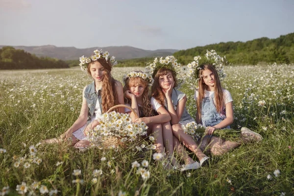 Tiener Meisjes Genieten Van Lente Madeliefjes Veld Multi Etnische Groep — Stockfoto