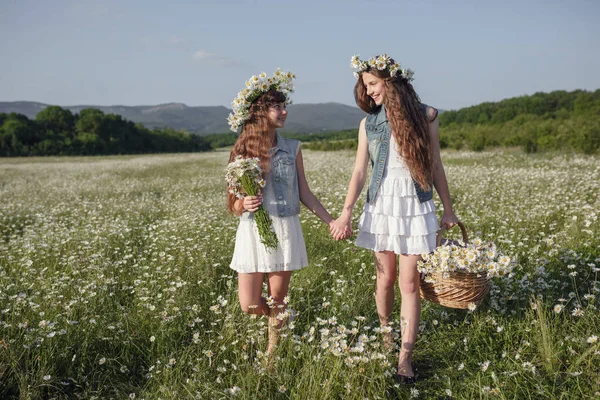 Twee Leuke Tiener Meisjes Denim Met Mooie Gezonde Lange Bruine — Stockfoto