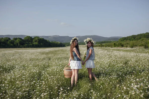 Twee Leuke Tiener Meisjes Denim Met Mooie Gezonde Lange Bruine — Stockfoto