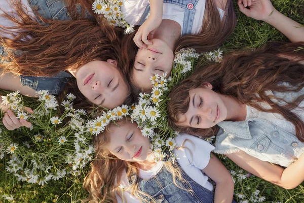 Visão Superior Encantadoras Meninas Adolescentes Cabelos Compridos Deitadas Grama Verde — Fotografia de Stock