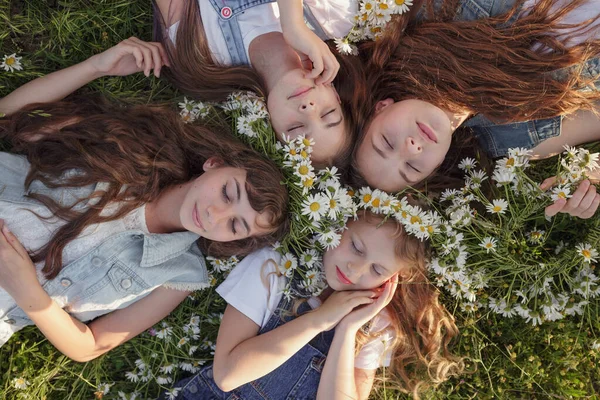 Bovenaanzicht Van Charmante Langharige Tienermeisjes Liggend Groen Gras Zonnige Zomerdag — Stockfoto