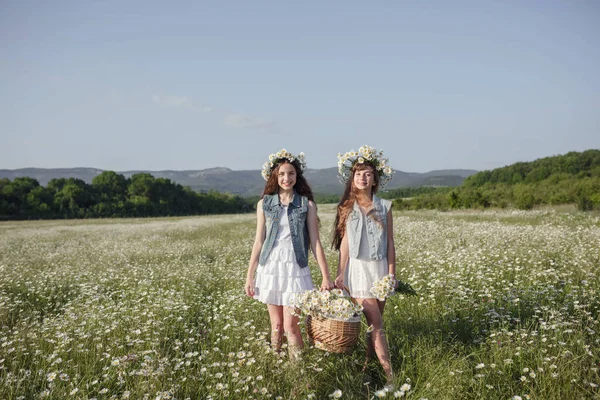 Två Söta Tonåring Flickor Denim Med Vackra Friska Långa Bruna — Stockfoto