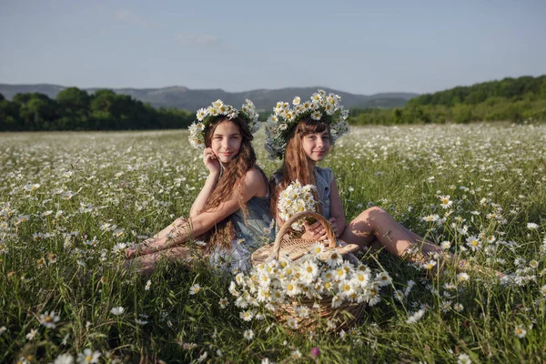 Twee Leuke Tiener Meisjes Denim Met Mooie Gezonde Lange Bruine — Stockfoto