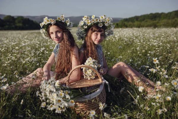 Twee Leuke Tiener Meisjes Denim Met Mooie Gezonde Lange Bruine — Stockfoto