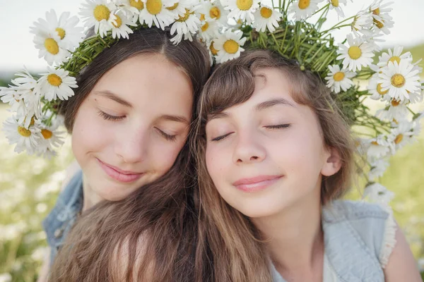 Dos Chicas Adolescentes Lindas Denim Con Hermoso Cabello Castaño Largo —  Fotos de Stock