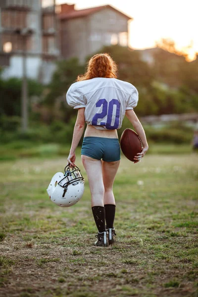 Jogador Futebol Americano Menina Campo Pôr Sol — Fotografia de Stock