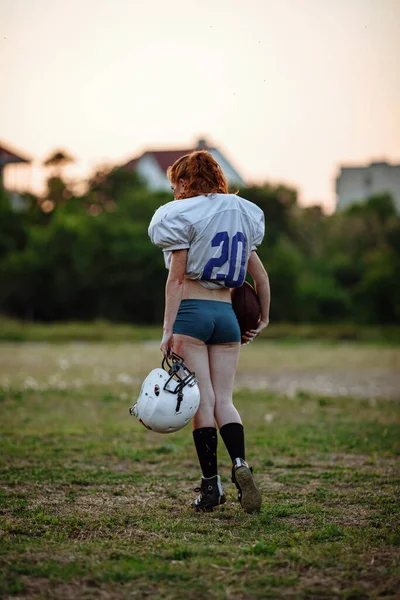 Amerykański Piłkarz Dziewczyna Boisku Zachodzie Słońca — Zdjęcie stockowe