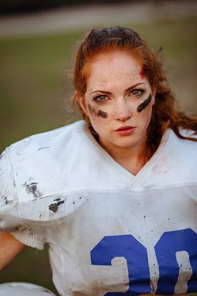 Futebol Americano Jogador Menina Closeup Retrato Campo Por Sol — Fotografia de Stock