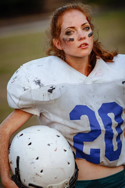 Futebol Americano Jogador Menina Closeup Retrato Campo Por Sol — Fotografia de Stock