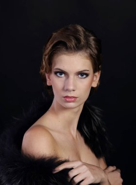 Art Nouveau tarzında güzel bir kadın, gangsterler çağı. Moda giysileri, makyaj ve lüks retro tarzı saçlar. Kükreyen 20 'ler..