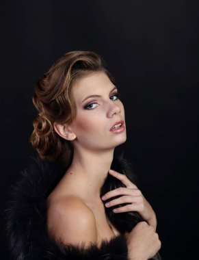 Art Nouveau tarzında güzel bir kadın, gangsterler çağı. Moda giysileri, makyaj ve lüks retro tarzı saçlar. Kükreyen 20 'ler..