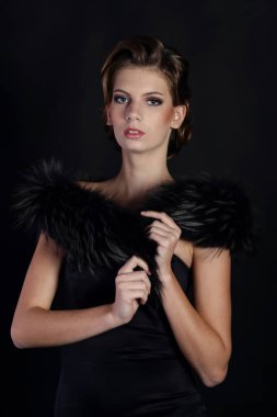 Art Nouveau tarzında güzel bir kadın, gangsterler çağı. Moda giysileri, makyaj ve lüks retro tarzı saçlar. Kükreyen 20 'ler..