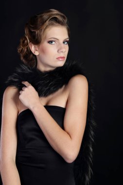 Art Nouveau tarzında güzel bir kadın, gangsterler çağı. Moda giysileri, makyaj ve lüks retro tarzı saçlar. Kükreyen 20 'ler..