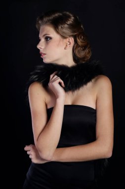 Art Nouveau tarzında güzel bir kadın, gangsterler çağı. Moda giysileri, makyaj ve lüks retro tarzı saçlar. Kükreyen 20 'ler..