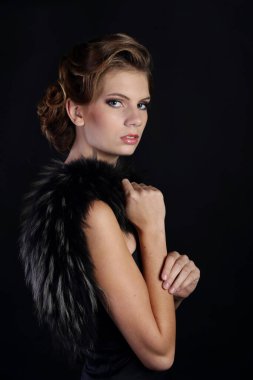 Art Nouveau tarzında güzel bir kadın, gangsterler çağı. Moda giysileri, makyaj ve lüks retro tarzı saçlar. Kükreyen 20 'ler..