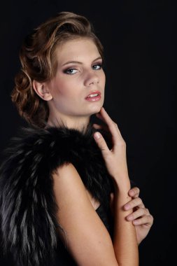 Art Nouveau tarzında güzel bir kadın, gangsterler çağı. Moda giysileri, makyaj ve lüks retro tarzı saçlar. Kükreyen 20 'ler..