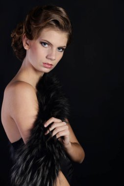 Art Nouveau tarzında güzel bir kadın, gangsterler çağı. Moda giysileri, makyaj ve lüks retro tarzı saçlar. Kükreyen 20 'ler..