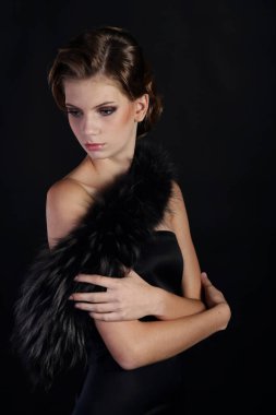 Art Nouveau tarzında güzel bir kadın, gangsterler çağı. Moda giysileri, makyaj ve lüks retro tarzı saçlar. Kükreyen 20 'ler..