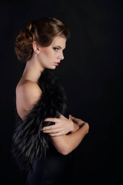 Art Nouveau tarzında güzel bir kadın, gangsterler çağı. Moda giysileri, makyaj ve lüks retro tarzı saçlar. Kükreyen 20 'ler..