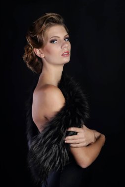 Art Nouveau tarzında güzel bir kadın, gangsterler çağı. Moda giysileri, makyaj ve lüks retro tarzı saçlar. Kükreyen 20 'ler..