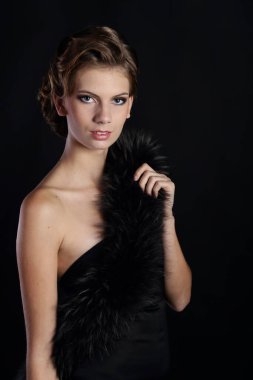 Art Nouveau tarzında güzel bir kadın, gangsterler çağı. Moda giysileri, makyaj ve lüks retro tarzı saçlar. Kükreyen 20 'ler..