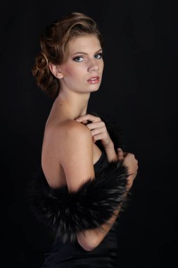 Art Nouveau tarzında güzel bir kadın, gangsterler çağı. Moda giysileri, makyaj ve lüks retro tarzı saçlar. Kükreyen 20 'ler..