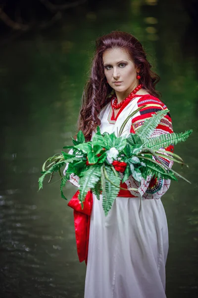 Bela Mulher Grinalda Flores Silvestres Flores Dia Ensolarado Mulher Adulta — Fotografia de Stock