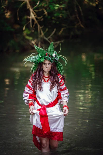 Bela Mulher Grinalda Flores Silvestres Flores Dia Ensolarado Mulher Adulta — Fotografia de Stock