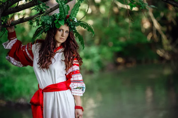 Bela Mulher Grinalda Flores Silvestres Flores Dia Ensolarado Mulher Adulta — Fotografia de Stock