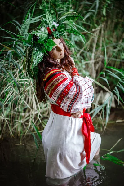 Bela Mulher Grinalda Flores Silvestres Flores Dia Ensolarado Mulher Adulta — Fotografia de Stock