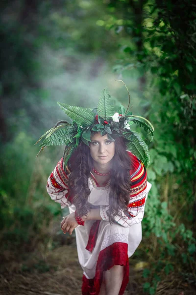 Schöne Frau Kranz Von Wilden Blumen Sonnigem Tag Heidnische Slawische — Stockfoto