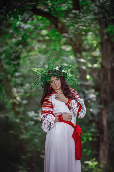 Hermosa Mujer Corona Flores Silvestres Flores Día Soleado Mujer Adulta — Foto de Stock