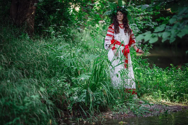 Vacker Kvinna Krans Vilda Blommor Blommor Solig Dag Pagan Slavic — Stockfoto