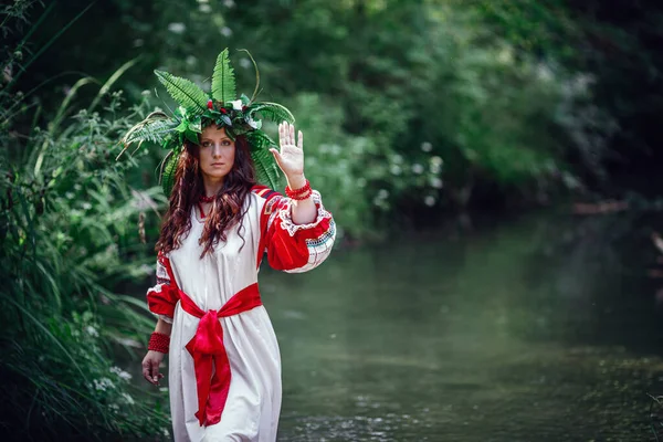 Mooie Vrouw Krans Van Wilde Bloemen Van Bloemen Zonnige Dag — Stockfoto