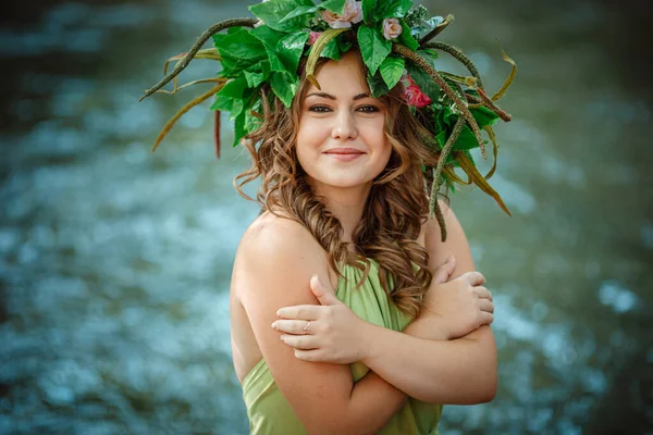 Hermosa Joven Con Vestido Verde Una Corona Bosque Soleado Ceremonia —  Fotos de Stock