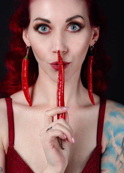 Studio Portret Piękne Rude Włosy Młoda Kobieta Pikantnym Gorącym Czerwonym — Zdjęcie stockowe