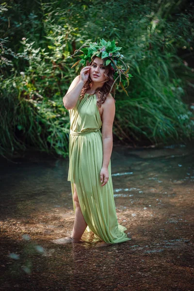 Belle Jeune Femme Robe Verte Une Couronne Dans Une Forêt — Photo