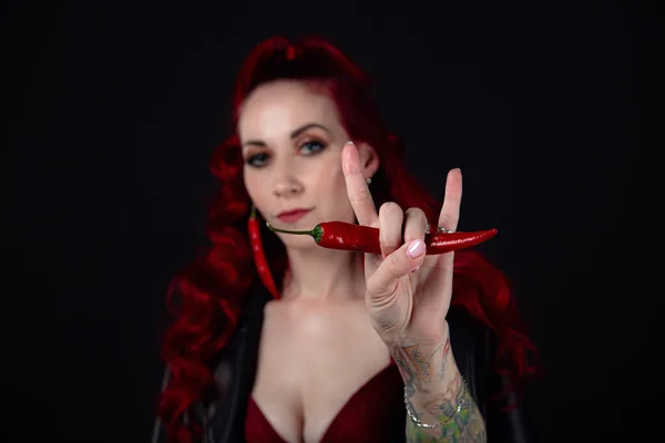 Estúdio Retrato Bela Mulher Jovem Ruiva Com Picante Pimenta Caiena — Fotografia de Stock